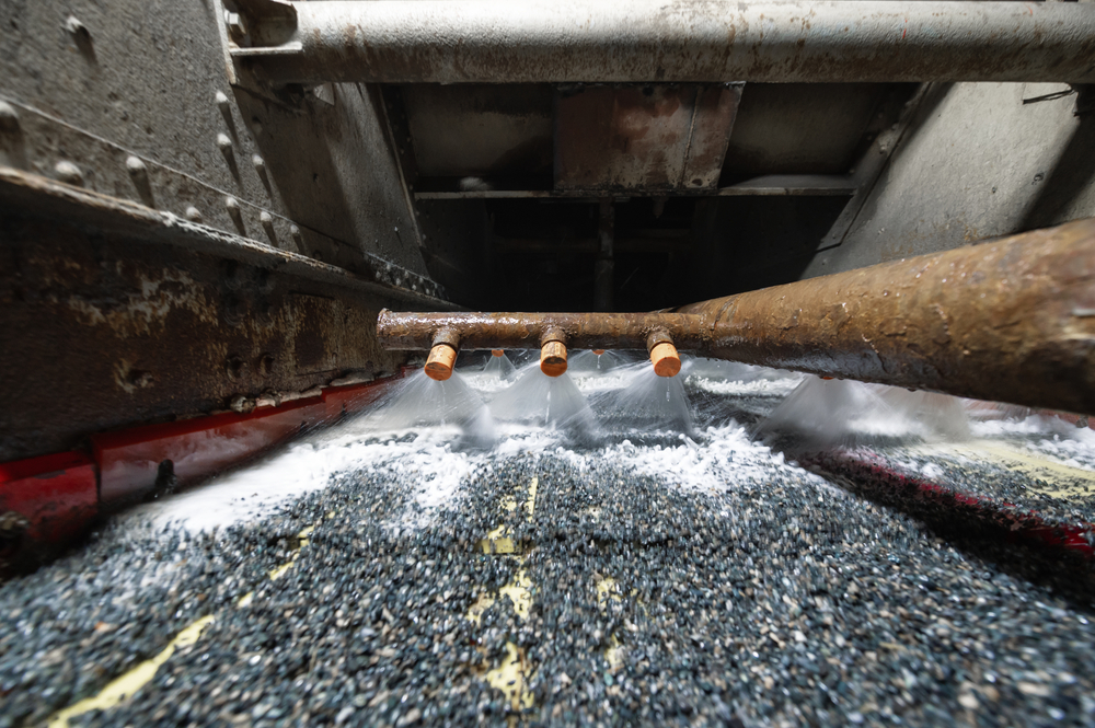 Vibrating Screen, Ore Washing With Liquid, Lots of small stones